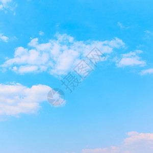 有白云的蓝色空带您自己的文字空间背景图片