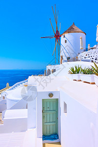 希腊圣托里尼的奥亚与旧白洗风车和海平面的景象图片