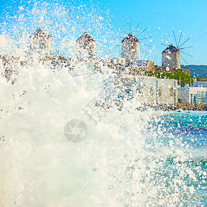 希腊CycladesMykonos岛爱琴海岸的浪冲和风瓶图片