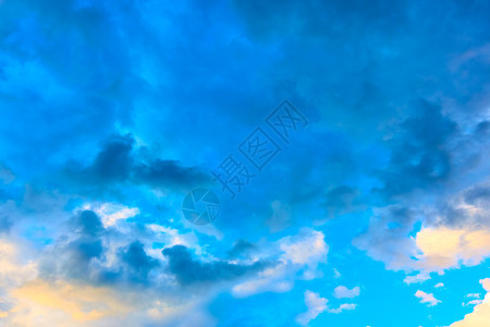 色彩多的日落天空和云带有您自己的文字空间背景图片