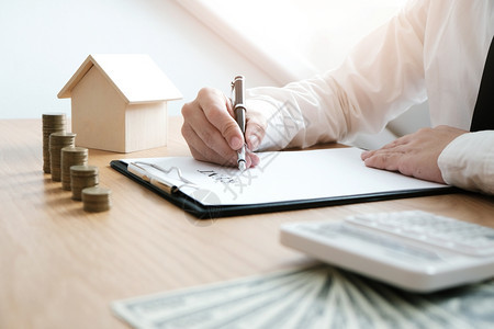 商业人员与房地产代理商签订交易合同顾问概念和家庭保险信用高清图片素材