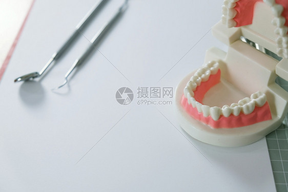口腔保健概念中带有牙科模式的白和图片
