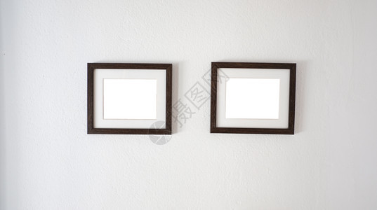 墙壁上的空白框用于模拟图片