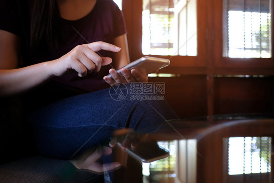 妇女手握机电话空白复制间屏幕有技术概念的智能电话图片