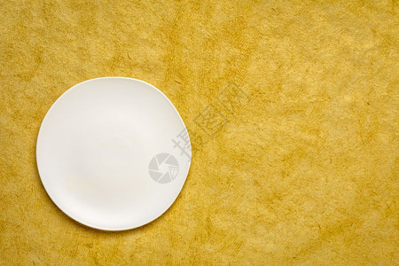 白瓷板日向黄花手工制作的HuunMayan纸上有不规则边缘的白色陶瓷板有复制空间图片