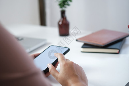 近身妇女手握机空白复制间屏幕智能电话带有技术概念图片