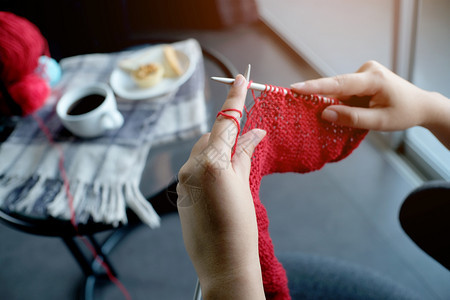 妇女编织围巾图片