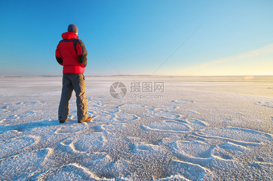 人类在冬天的冰上登山现场图片