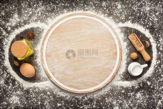 围成圆圈的面粉和制作材料顶视图图片