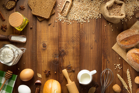 木本底的小麦谷和面包食品顶视图图片