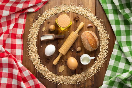 围成圆圈的小麦谷和面包食品顶视图图片