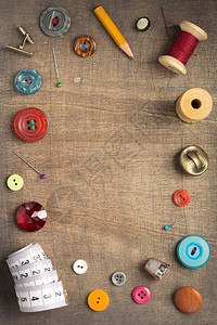 木桌背景的缝纫工具和附件图片