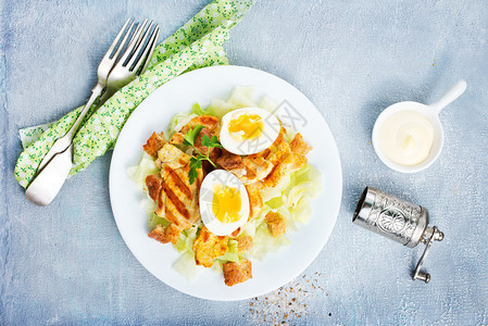 沙拉加炸鸡和煮蛋图片