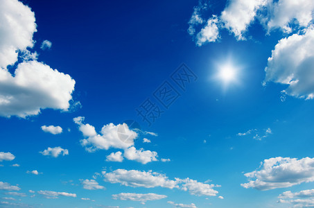 蓝色天空中的太阳图片