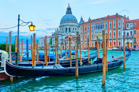 大运河意利威尼斯的Gondolas停靠在意大利威尼斯的清晨图片