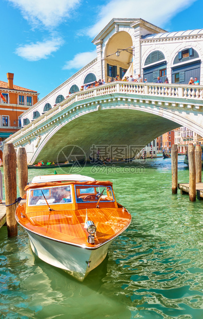意大利威尼斯Rialto桥附近的威尼斯运水出租车图片