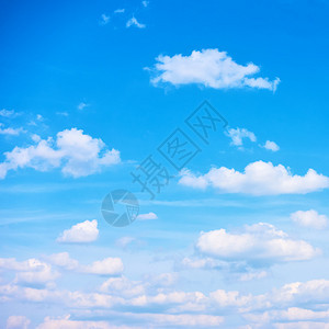有白云的蓝天空可作为背景图片