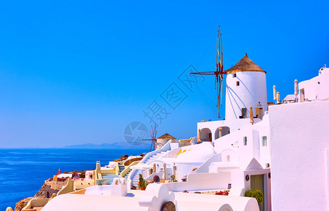 希腊圣托里尼奥亚镇和旧白色风车图片