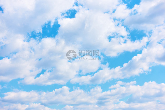 云度蓝天空和白积聚云可用作背景图片