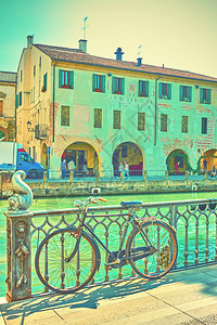 夏季Treviso与自行车在意大利维内托Veneto前额格罗昂Veneto的景象图片