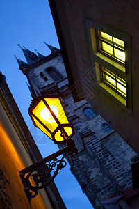 晚上在捷克的布拉格街上有旧灯笼专注在街上浅色的DOF图片