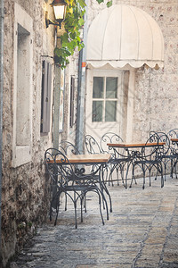 清空咖啡露台在黑山老城布德瓦配有桌椅和子图片