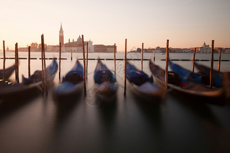 意大利威尼斯经典日出风景与海浪的通多拉斯图片