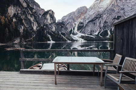 意大利多洛米特阿尔卑斯多洛米特阿尔卑斯多洛米特阿尔卑斯高山湖的木森桌和椅子图片