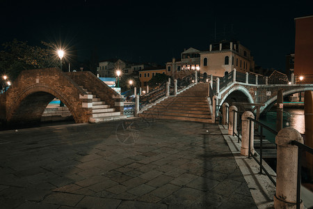 意大利威尼斯旧街道和桥全景图片