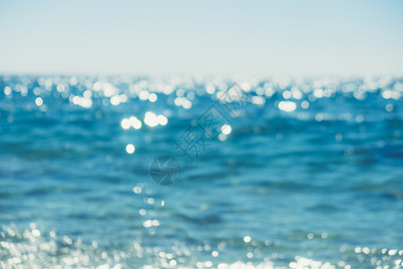 沙滩上夏季蓝色海水的抽象bokeh背景图片