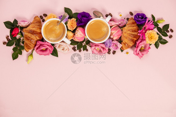 咖啡羊角面包和美丽的花朵舒适早餐博客杂志网络设计师社交媒体和艺术家的平面布置图片