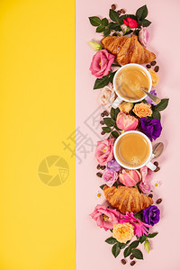 早上咖啡羊角面包和花朵图片