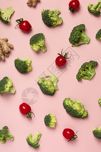 粉红背景的西柿花姜的多彩形态切片季节蔬菜的顶端视图健康饮食的概念图片