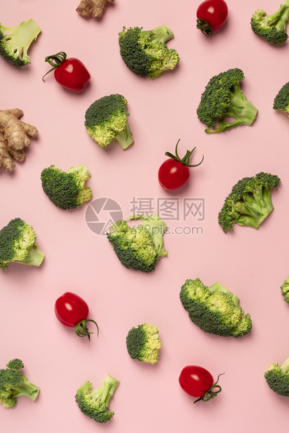 粉红背景的西柿花姜的多彩形态切片季节蔬菜的顶端视图健康饮食的概念图片