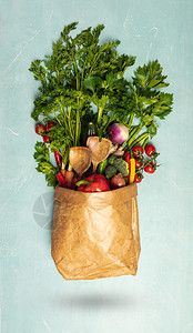 杂草购物概念不同食品在纸袋中以丰富多彩的背景写成平面最高视图图片