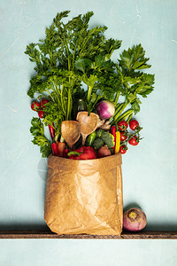 杂草购物概念不同食品在纸袋中以丰富多彩的背景写成平面最高视图图片
