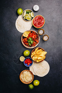 墨西哥玉米饼沙拉阿巴卡多石灰奶酪辣椒卷心菜平原的概念图片