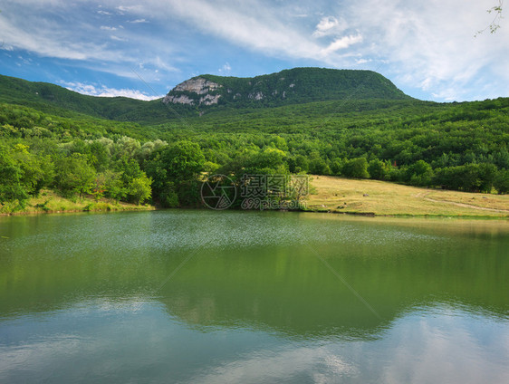 湖在山中自然构成图片