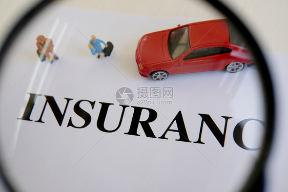 保护汽车玩具和手持的保险概念图片