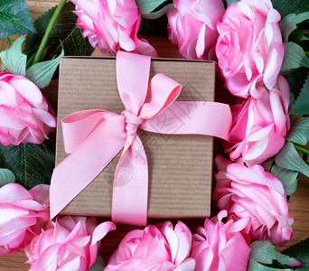 节假日用粉红玫瑰围着母亲节礼物盒图片