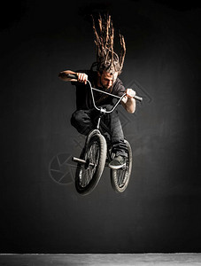 一个在BMX自行车上做极端特技的职业骑手图片