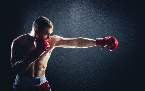 拳击手在雨中打职业运动战斗力量图片