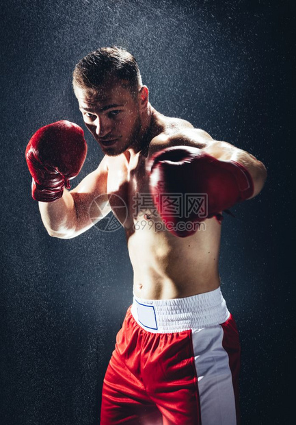 拳击手准备在雨中战斗运动员职业拳击手图片