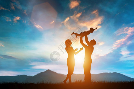 日落时在户外快乐的家庭父亲把婴儿抬起父亲养育子女3D插图日落时在户外快乐家庭一起图片