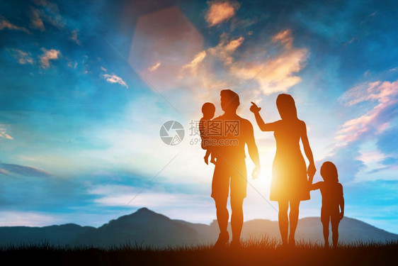 幸福的家庭与孩子一起站在山上母亲指着她的手快乐家庭3D插图快乐的家庭与孩子一起站在山上图片