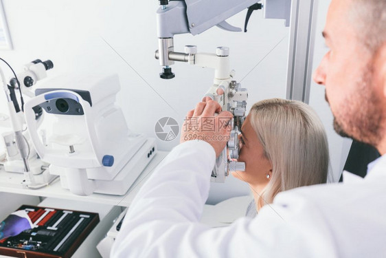 Optitians测试他的病人和视力医疗检查诊断和治疗Optitis测试他的病人和视力图片