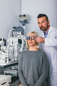 光学检查病人带试验框架的视力Doctor预约和医学测试光检查病人带试验框架的视力图片
