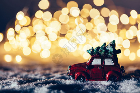 红车和圣诞树穿过雪路仙光冬天穿过雪图片