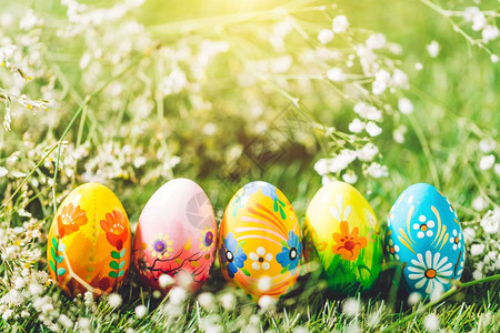 五只复活节鸡蛋在绿草上五只复活节鸡蛋在春假上五只复活节鸡蛋在青草上图片
