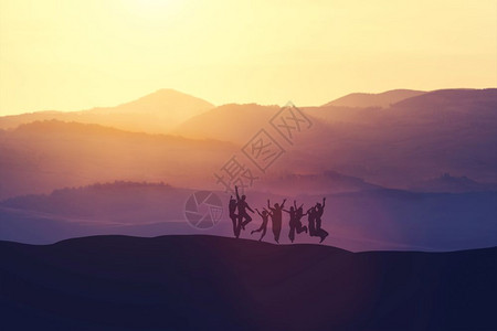 一群人在日落时跳上山顶欢乐和幸福3D插图一群人跳上山顶图片